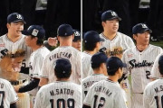 【動画】ヤクルト村上宗隆、ファンに最後の挨拶をする矢野監督に気付き、胴上げに待ったをかける
