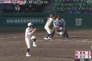 甲子園バックネット裏の何故かユニフォームの着用を義務づけられ行儀よく座らされてるキッズたち