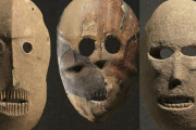 【画像】9000年前に作られた石仮面、その不気味な眼差し