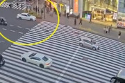 【動画】新宿大ガード近くで車が歩道に突っ込む瞬間が記録される。