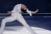 羽生結弦はスケートが大好きで、よく笑顔でスケートをし、目を閉じ、喜びに満ち、人生すべてをスケートに捧げている。
