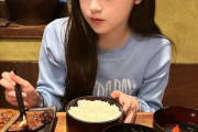 【画像】鰻を旨そうに食う美少女が撮られる