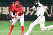 広島・菊池、グラブをラケットみたいに扱うスーパープレー