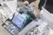 【動画】 コンビニにやってきた客がレジを激しく押し倒す瞬間を捉えた衝撃犯罪動画が流出