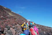 【唖然】富士山の登山道で「登山道⇒」など書かれる被害 →登山ガイド「許せない」
