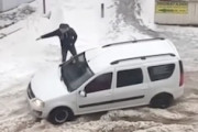 なにそれワロタｗｗｗ雪でスタックした車を助けようとする通行人たちがｗｗｗｗ