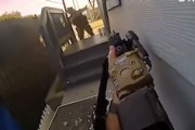 【動画】いきなり撃たれまくるの怖すぎ。警官、SWAT隊を相手に銃撃戦を挑んだ男。