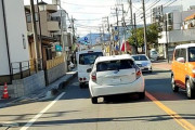 片側一車線で直進車がぶーっと走ってる時に反対車線側の駐車場から右折してきた車が強引に前に入ってきてぶつかったらどっちが悪いの？