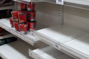 【悲報】台風に備えた買い込みで商品がほとんどなくなったのに韓国製ラーメンだけが残った写真…日韓対立の深刻さを物語ると話題に