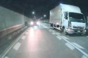 キャラバン危機一髪。並走していたトラックのタイヤがバーストしてしまう車載。
