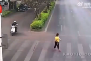 【動画】女さん、横断歩道中にバイクが来たので立ち止まってしまう