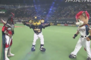 「日本人って変わってる」日本のプロ野球の始球式が予想外の展開に！（海外の反応）