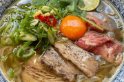 外国人「東京でラーメンではなくフォーを頼んで食べてみた！」