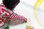 【2〜3歳児】子供がお絵描きをあまり自分でせず、私に「かいて」と言うばかりになってしまいました。このまま自分で描くことへの意欲を失くすのではないかと心配になっています…