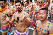 【動画】アメリカのLGBTパレードもうめちゃくちゃ　子供の前でしゃぶったりションベンぶっかけたり