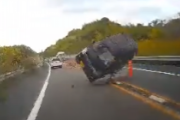 【怖すぎ】中央分離帯越えて吹っ飛んでくる車…危機一髪の瞬間をとらえたドラレコ映像