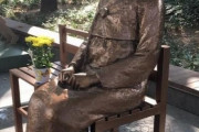 【宗教】 韓国の慰安婦像の頭をたたいた外国人男性、「意味を知らなかった」と謝罪も韓国ネットの怒りは収まらず