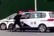 【閲覧注意】中国、キレた人民がパトカーに乗った警察をナイフでメッタ刺し【ショッキング映像】