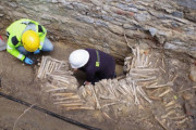 【考古学】ベルギーの教会の地下に人骨を積み上げて出来た「骨の壁」が発見される