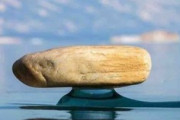 バイカル湖の水面に浮いてるように見えるバイカル石 （画像あり）