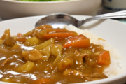家でカレーライス作る時って、カレー以外の献立はどうしてる？