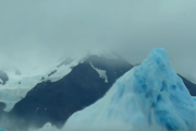 「超巨大な流氷」がひっくり返る瞬間がこちら  海外の反応