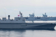 韓国強襲揚陸艦「ドクト」英空母「クイーン・エリザベス」共同演習を実施 韓国VIPの見学も