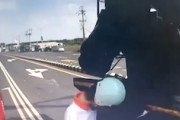 【動画】交差点内ですり抜けしようとしたバイク乗り、ミキサー車に激突してしまう(°_°)
