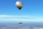 【動画】ウクライナ軍が自爆ドローンを気球で運んで発射するテストを成功させる。