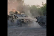 ロシア軍戦車が鹵獲した統合軽戦術車両「JLTV」を牽引…再利用できるレベルの壊れ方じゃないね！