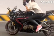 【衝撃】バイク女子さん、トンネル内の危険な追い越しでぶっ飛ばされてしまう。
