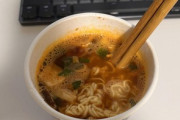 辛そなラーメン食べるで