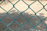 【ご近所トラブル】「お年寄りは金網にボールのあたる音が苦痛です」　公園に掲出された“球技禁止”訴える看板が物議