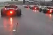 【動画】 F1日本GP、雨で大混乱・・ スピン続出で2周目に赤旗中断 ⇒ 岸田首相が史上初のセレモニー出席