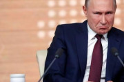 【悲報】プーチン大統領、男にキスされて嫌がる