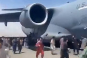 カーブル空港に殺到する群衆制御に失敗した米軍、離陸中のC-17にしがみついたアフガニスタン人が死亡