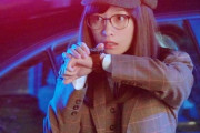 橋本環奈の“どこかで見たことのある名探偵”姿が話題「どっかで見た腕時計だ」