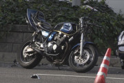 女子高生を後ろに乗せたバイクが赤信号で横断歩道に突っ込み自転車と衝突