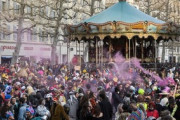 【フランス】路上パーティーに6000人超、大半がマスク着用しておらず