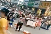 【動画】中国、「城管が来たぞ～！」⇒ 露天商たちが一斉に一目散に逃げ出す～！w