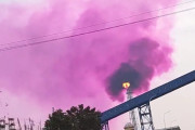【動画】中国あるある、今度は工場から「紫色の煙」！これはヤバいヤツでは…!?