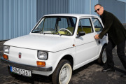 トム・ハンクスが乗っていた珍車「ポルスキ・フィアット 126P」が約1000万円で落札