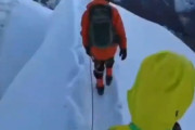 【動画】中国の登山初心者さん、自撮りしようとして標高5500mの雪山から滑落→行方不明に