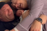 出産したばかりの娘から「この子にはパパの名前を付けたの」と言われて号泣する男性