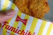 電車でファミチキ食ってる女いたんだけどあれってOKなん？