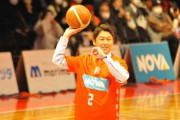 カープ新井監督がバスケのフリースローに挑戦！ドラゴンフライズ×カープコラボイベント始球式