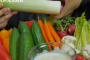 新鮮な野菜を食べ続けるだけのASMR動画が何だか気持ち良い　海外の反応