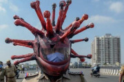 コロナウイルスの形を模したヘルメットをかぶり、市民に外出禁止を促すインド警察官…警戒心を呼び起こすことが狙い！