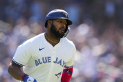 【海外の反応】ゲレーロJr.がジャンピングニーを顔面に食らって負傷退場【MLB】