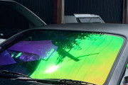 車の窓にオーロラフィルム貼ってる奴ｗｗｗ